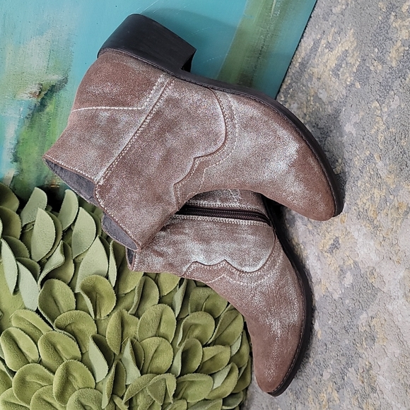 Seychelles Shoes - Seychelles Ankle Boots - Suede & Silver Metallic Chelsea Style Western